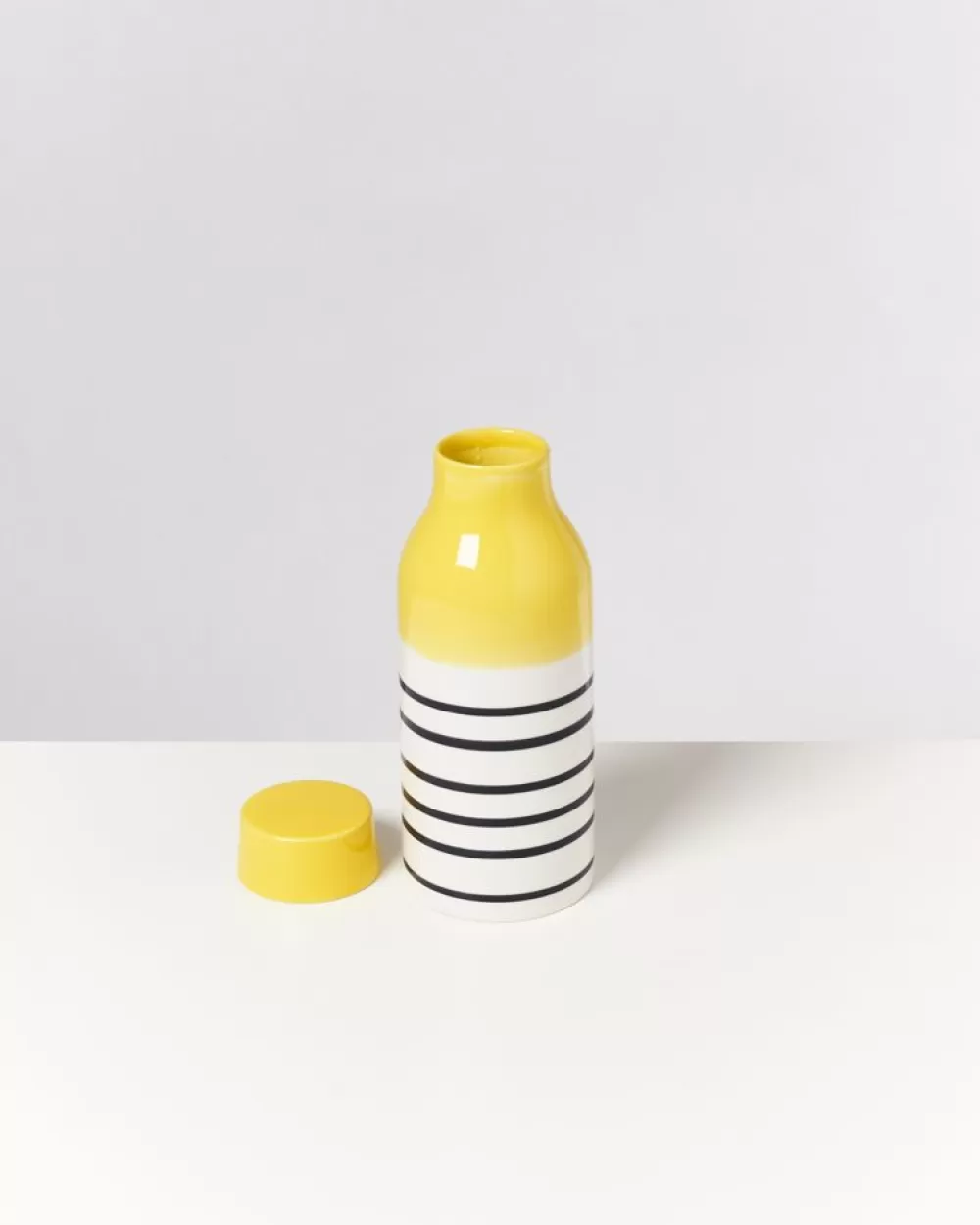 Caraffa in vetro con motivo a righe gialle e nere - Design moderno per acqua e bevande