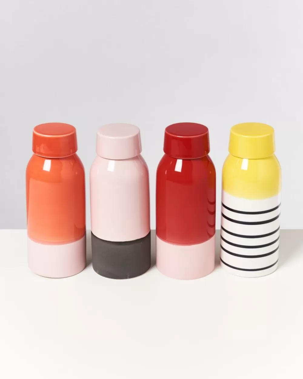 Caraffa in vetro con motivo a righe gialle e nere - Design moderno per acqua e bevande