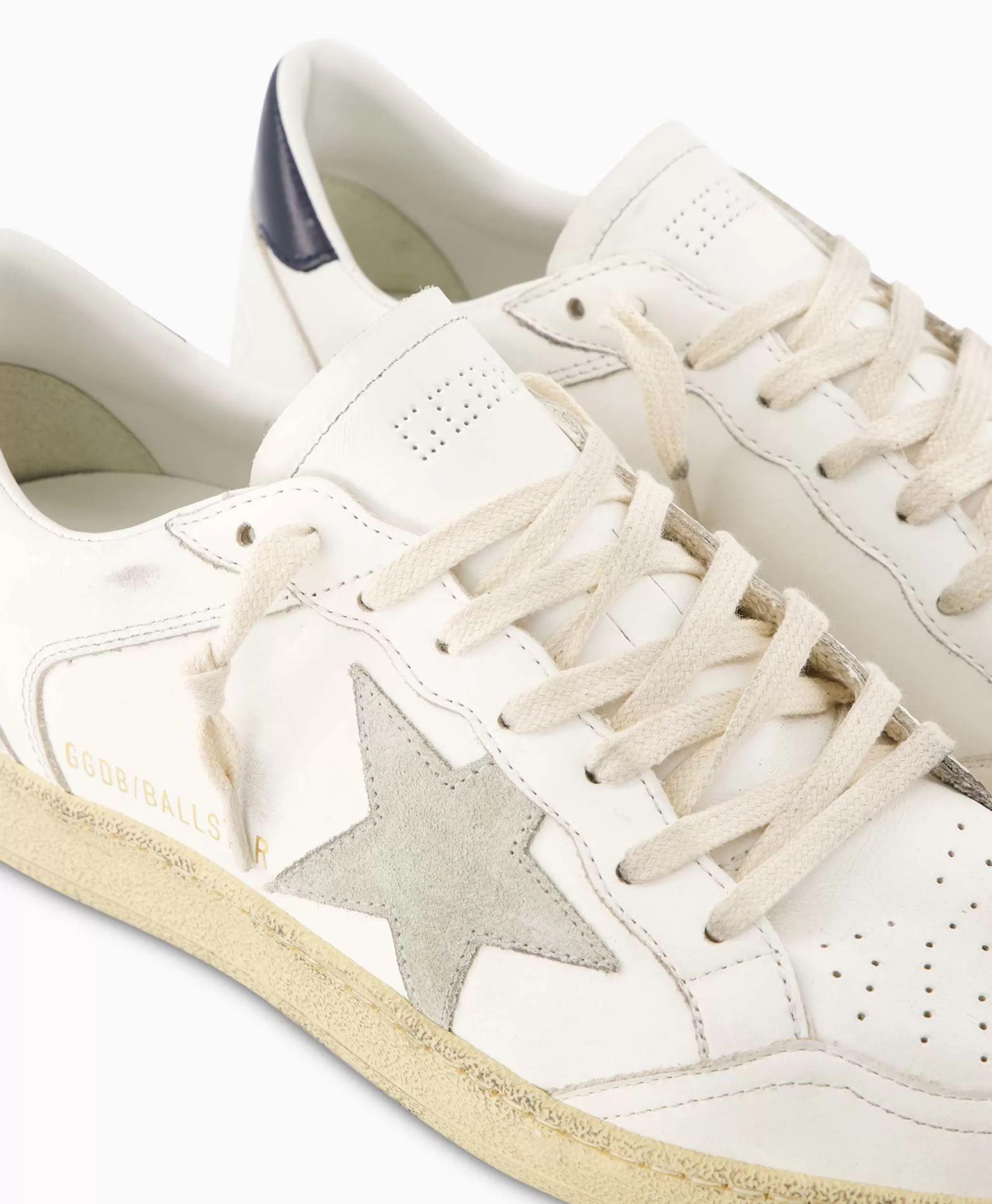 Golden Goose Ballstar Scarpa Sportiva in Pelle con Stelline Rifinite - Tomaia in Pelle Scamosciata e Dettagli Lucidi Bianco Avorio