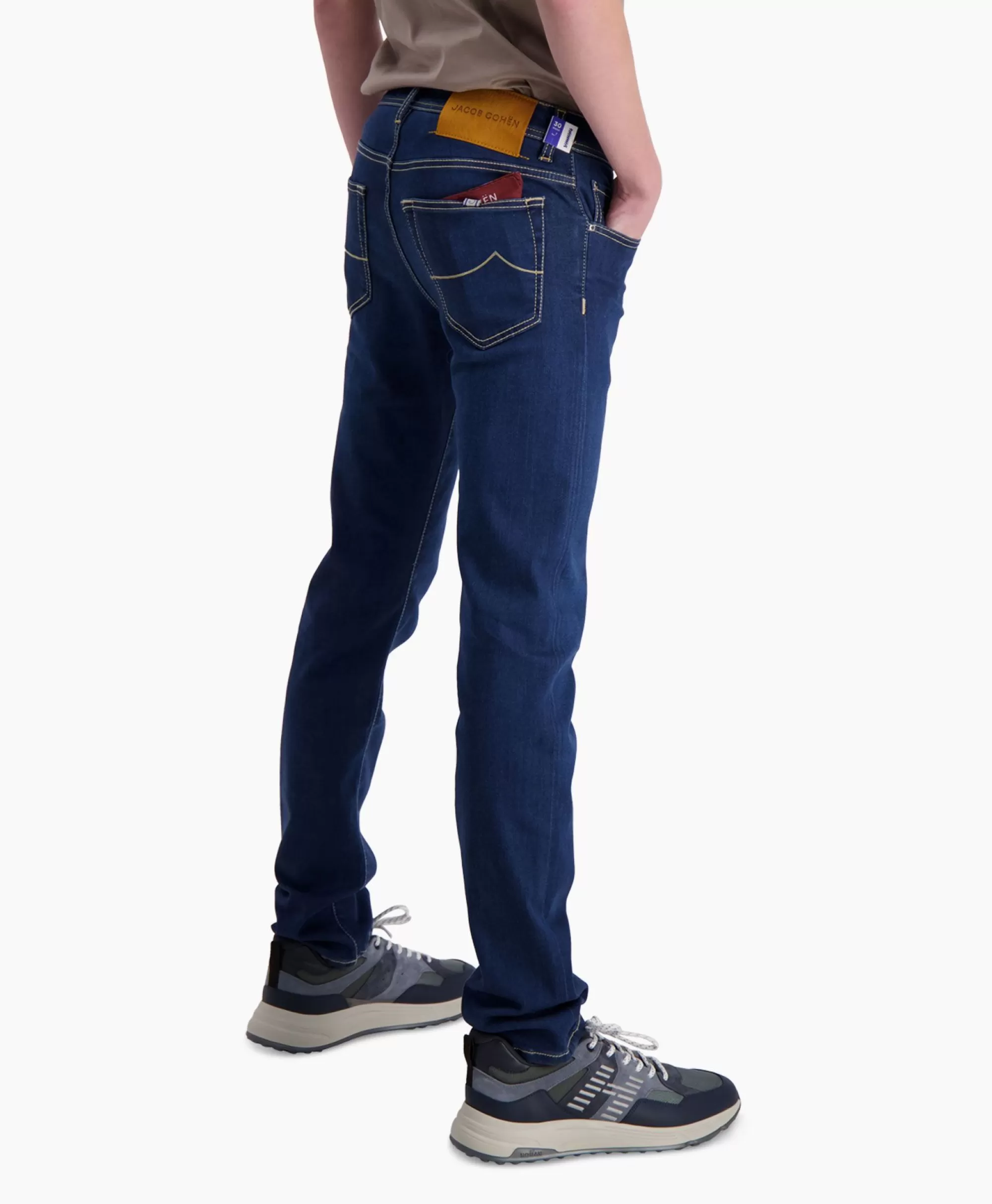 Jeans Jacob Cohen Slim Ultra Aderente - 5 Tasche Denim Medio Blu | Modello Super Stretto Comodo 

(，，