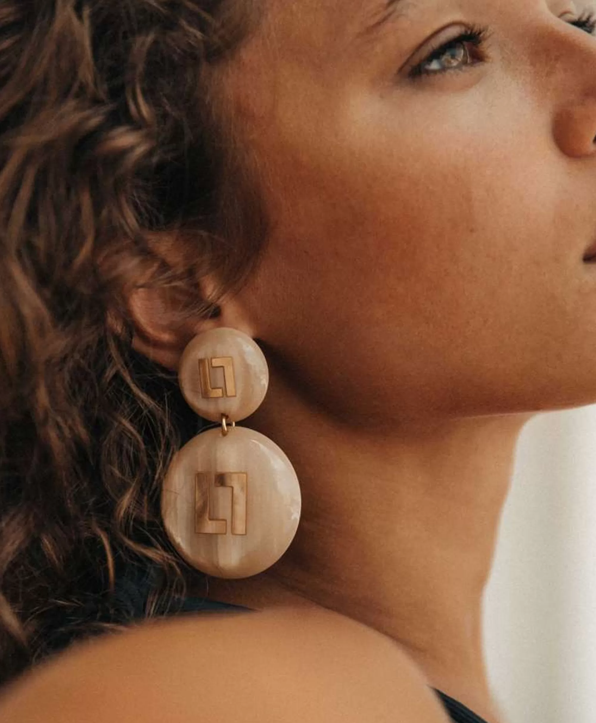 Lott Gioielli - Orecchini Tondi con Logo in Placcatura Oro Sabbia, Design Elegante per Stile Minimalista