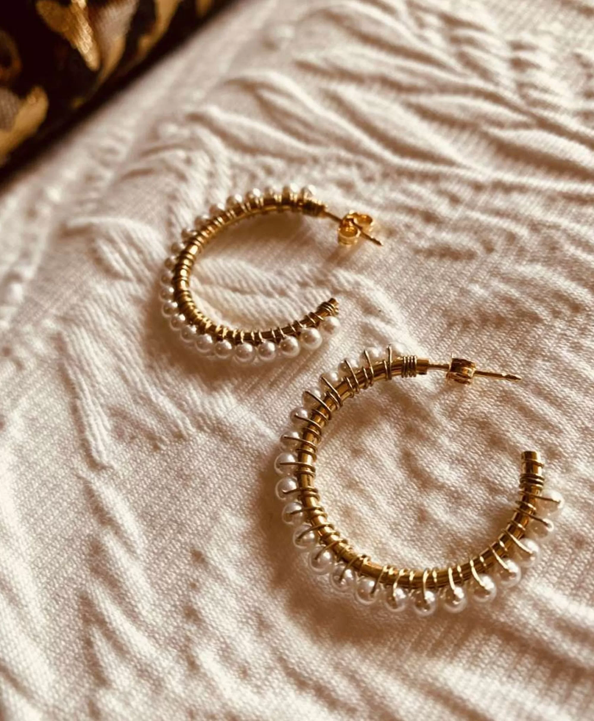 LOTT Sieraden - Orecchini a Cerchio con Perla in Bianco Rotto