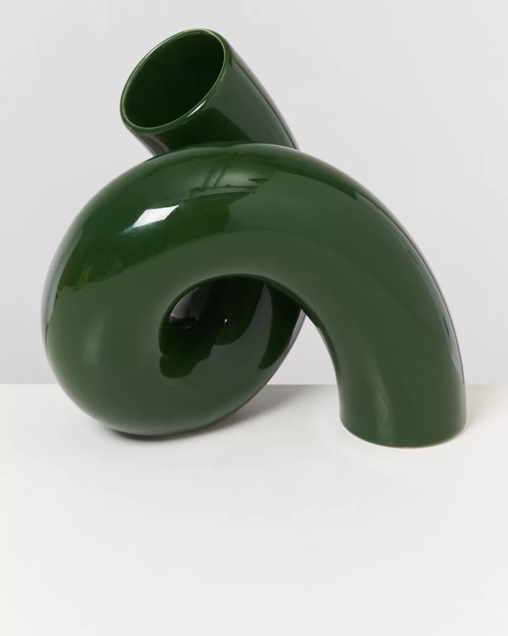 Vaso decorativo Viparita in vetro spesso - Design unico Ju Schnee, dimensione grande colore verde smeraldo. Edizione speciale Motel A Miio, perfetto per arredamenti moderni. Offerta imperdibile per chi ama lo stile raffinato!