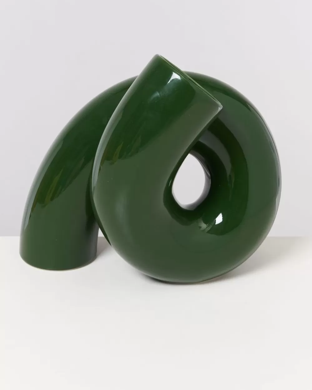 Vaso decorativo Viparita in vetro spesso - Design unico Ju Schnee, dimensione grande colore verde smeraldo. Edizione speciale Motel A Miio, perfetto per arredamenti moderni. Offerta imperdibile per chi ama lo stile raffinato!