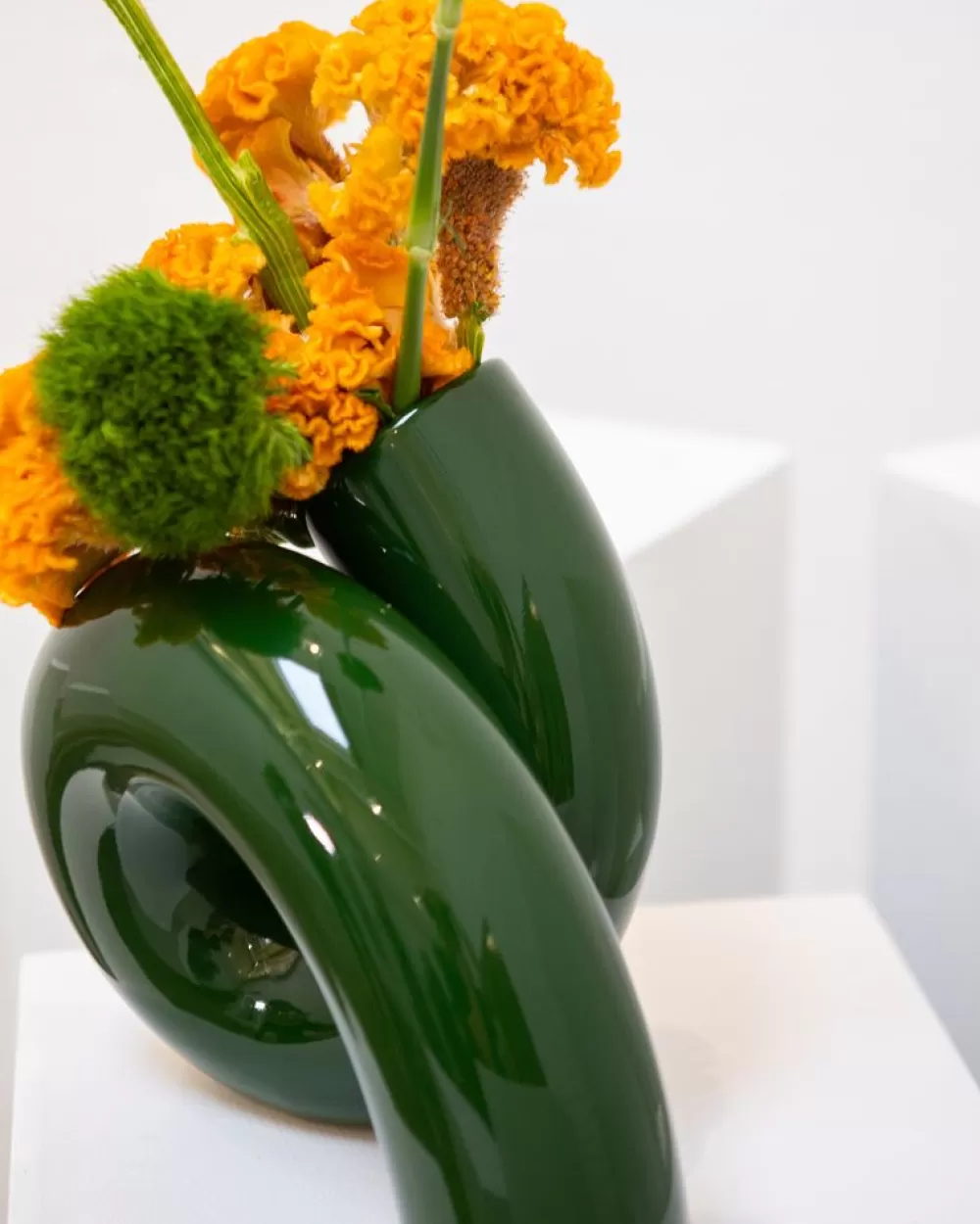 Vaso decorativo Viparita in vetro spesso - Design unico Ju Schnee, dimensione grande colore verde smeraldo. Edizione speciale Motel A Miio, perfetto per arredamenti moderni. Offerta imperdibile per chi ama lo stile raffinato!