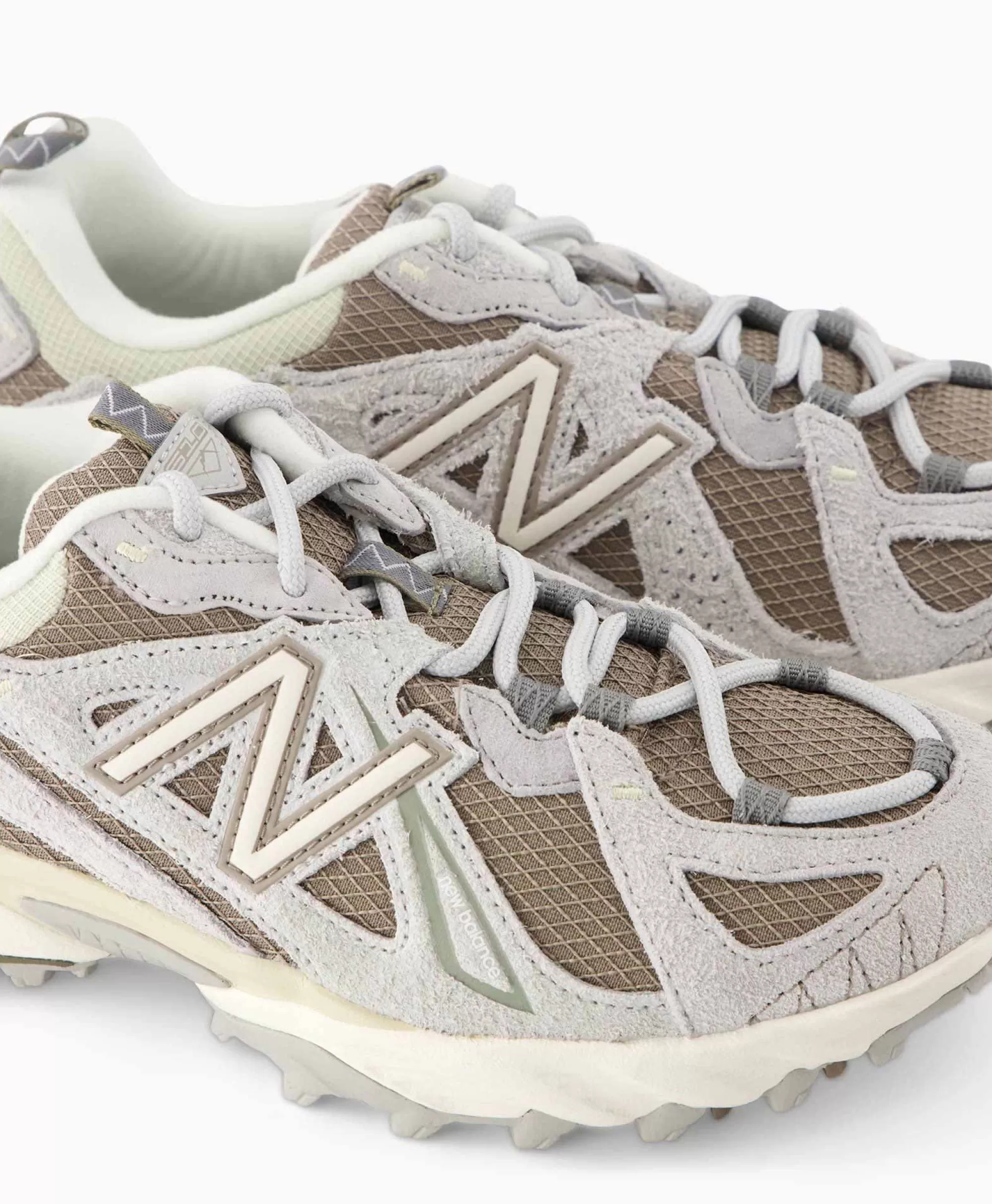 New Balance 610 Scarpe Sportive Unisex - Sneakers Comode in Tonalità Grigio Antracite, Modello 610 per Stile Casual e Sportivo, Perfette per ogni occasione